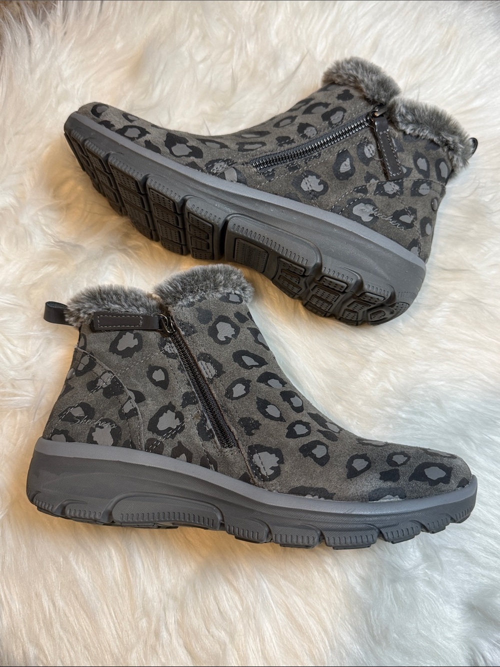 Sketchers Relaxed Fit Memory Foam Gray Leopard Print Faux-Fur Ankle Boots size 9